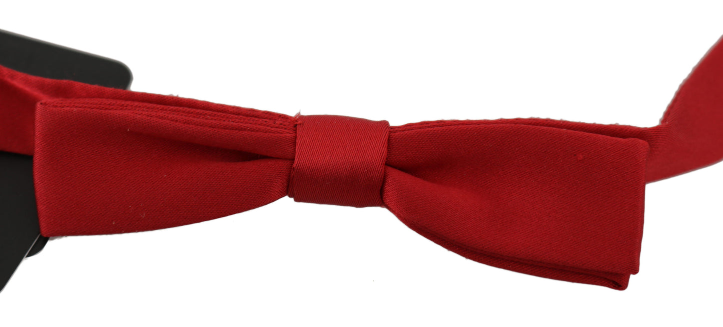 Elegante papillon in seta rossa