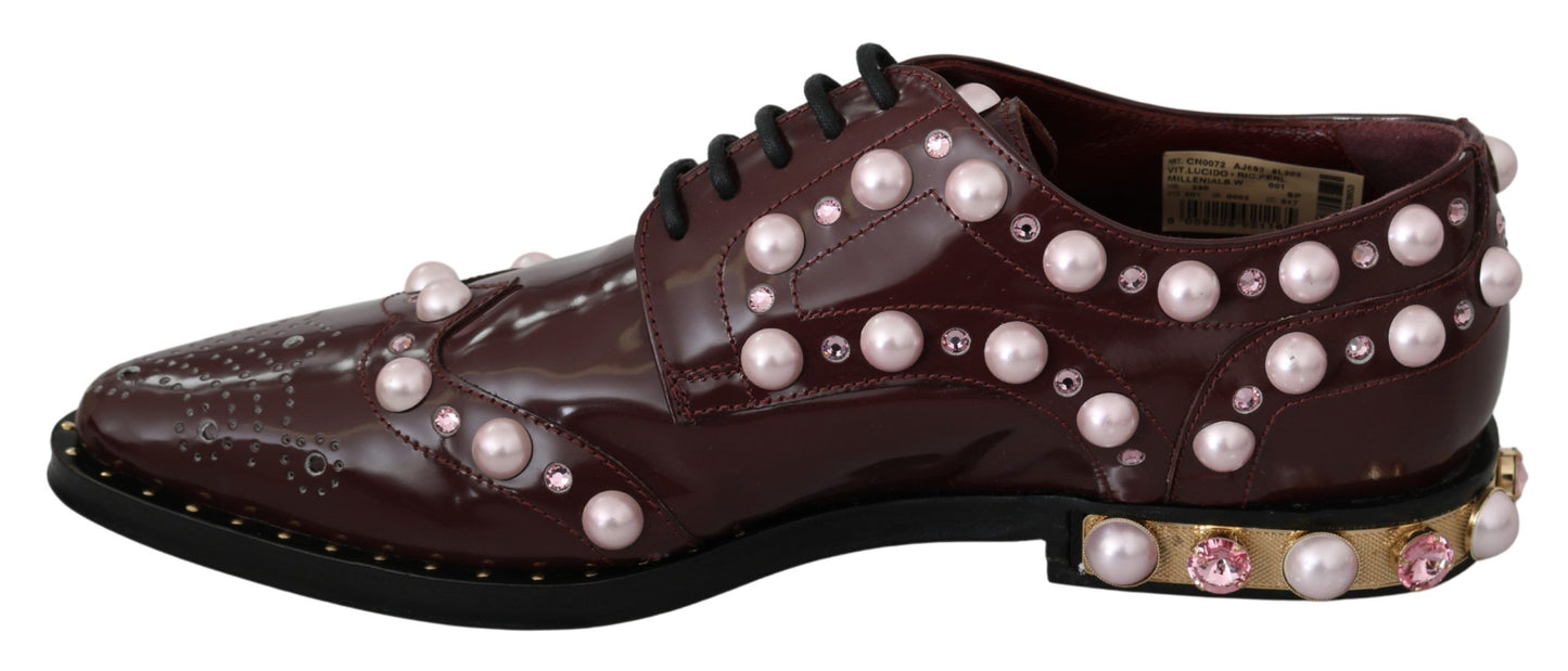 Elegante bordeauxrote Schnürschuhe mit Perlen und Kristallen