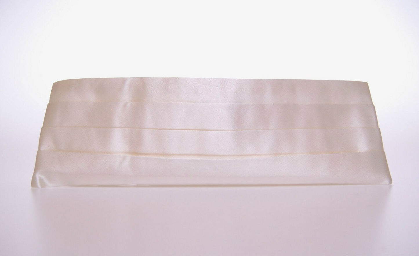 Eleganter weißer Seidenkummerbund