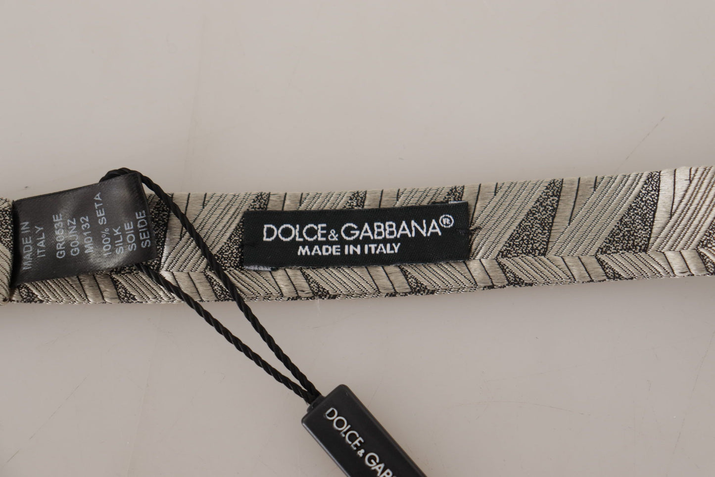 Elegante papillon grigio in seta