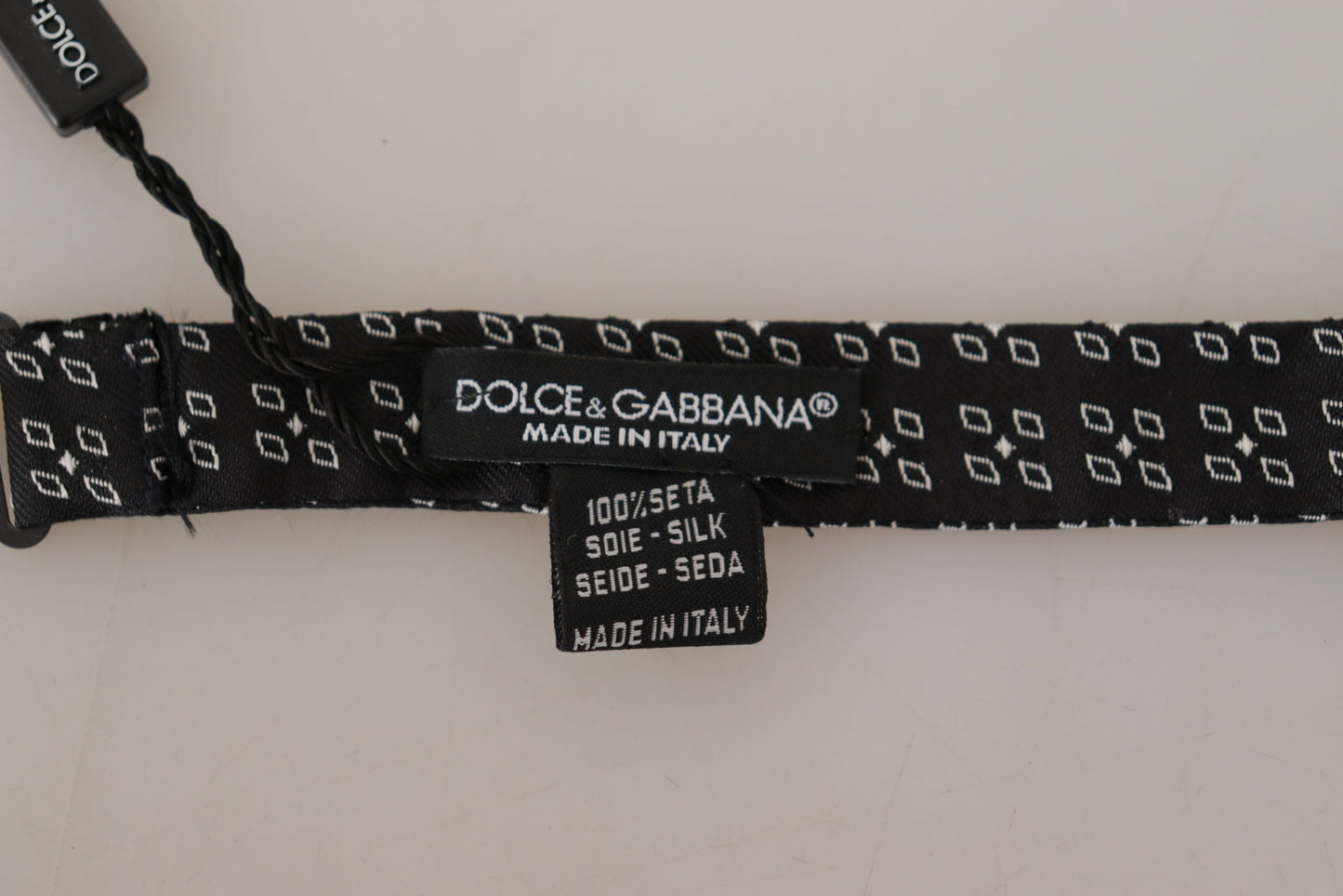 Elegante papillon in seta a pois
