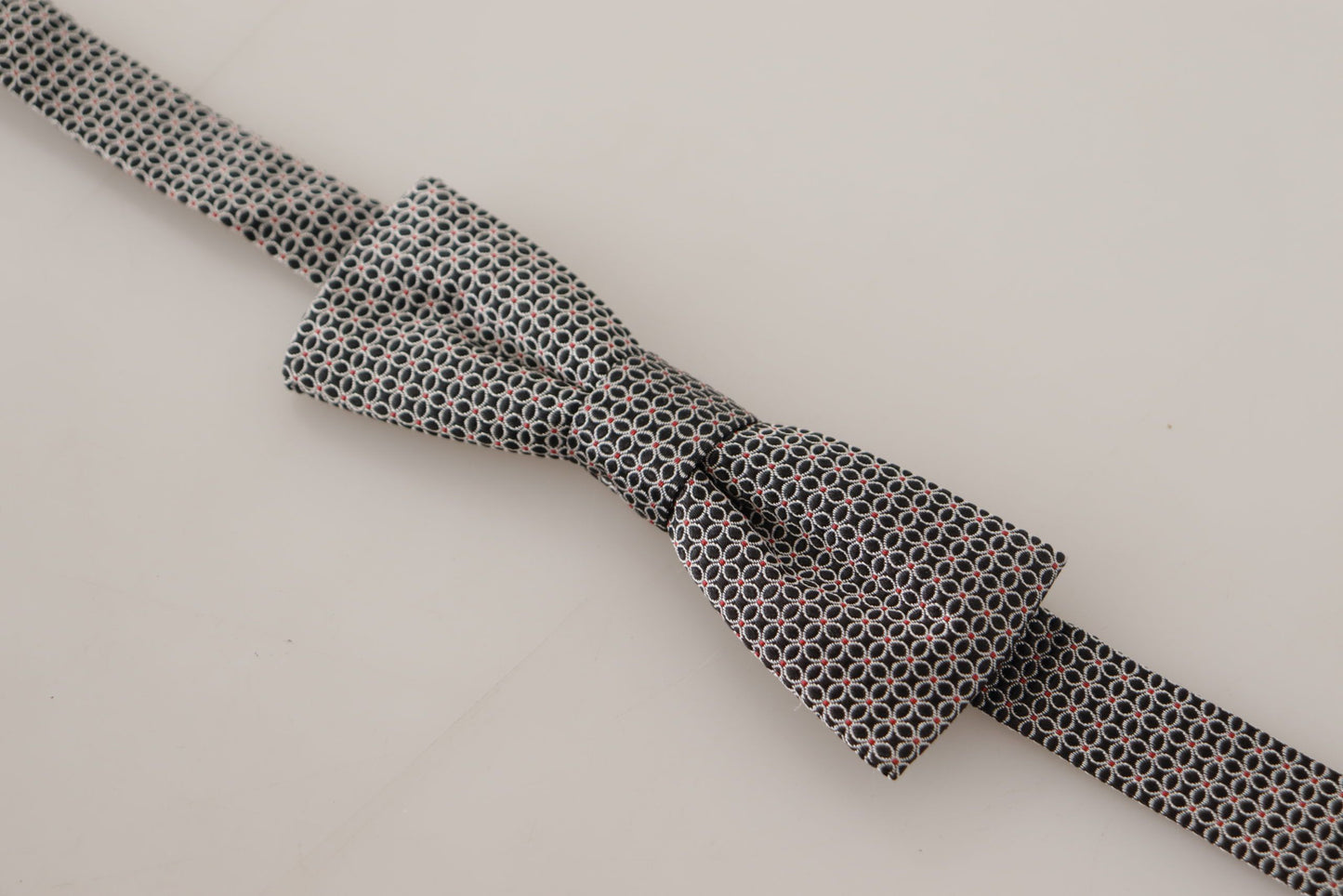 Elegante papillon in seta nera