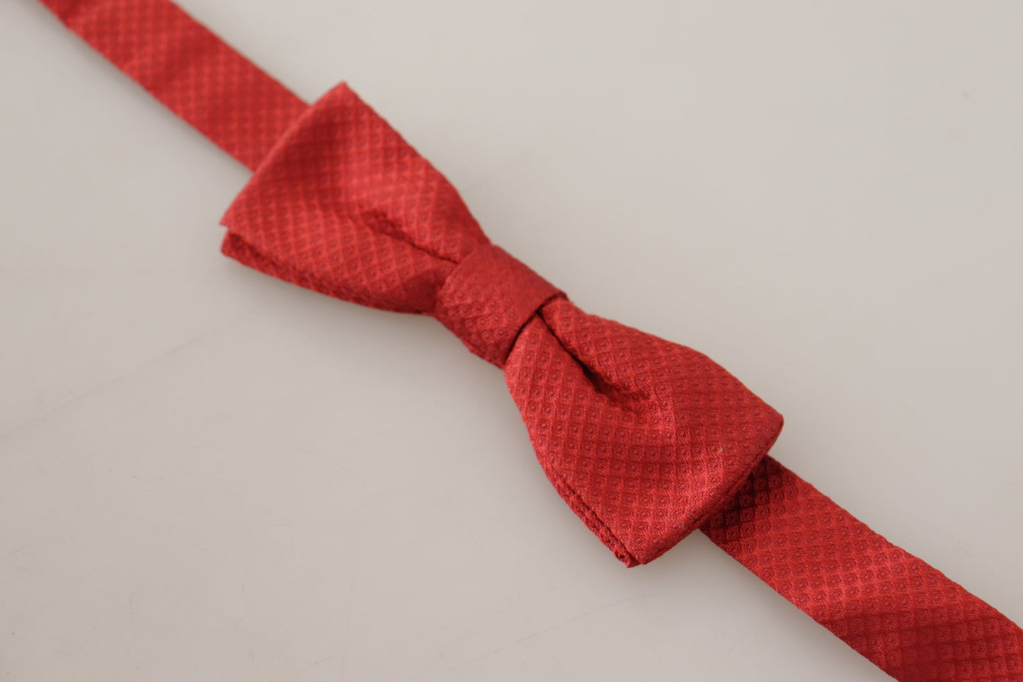 Elegante papillon in seta rossa