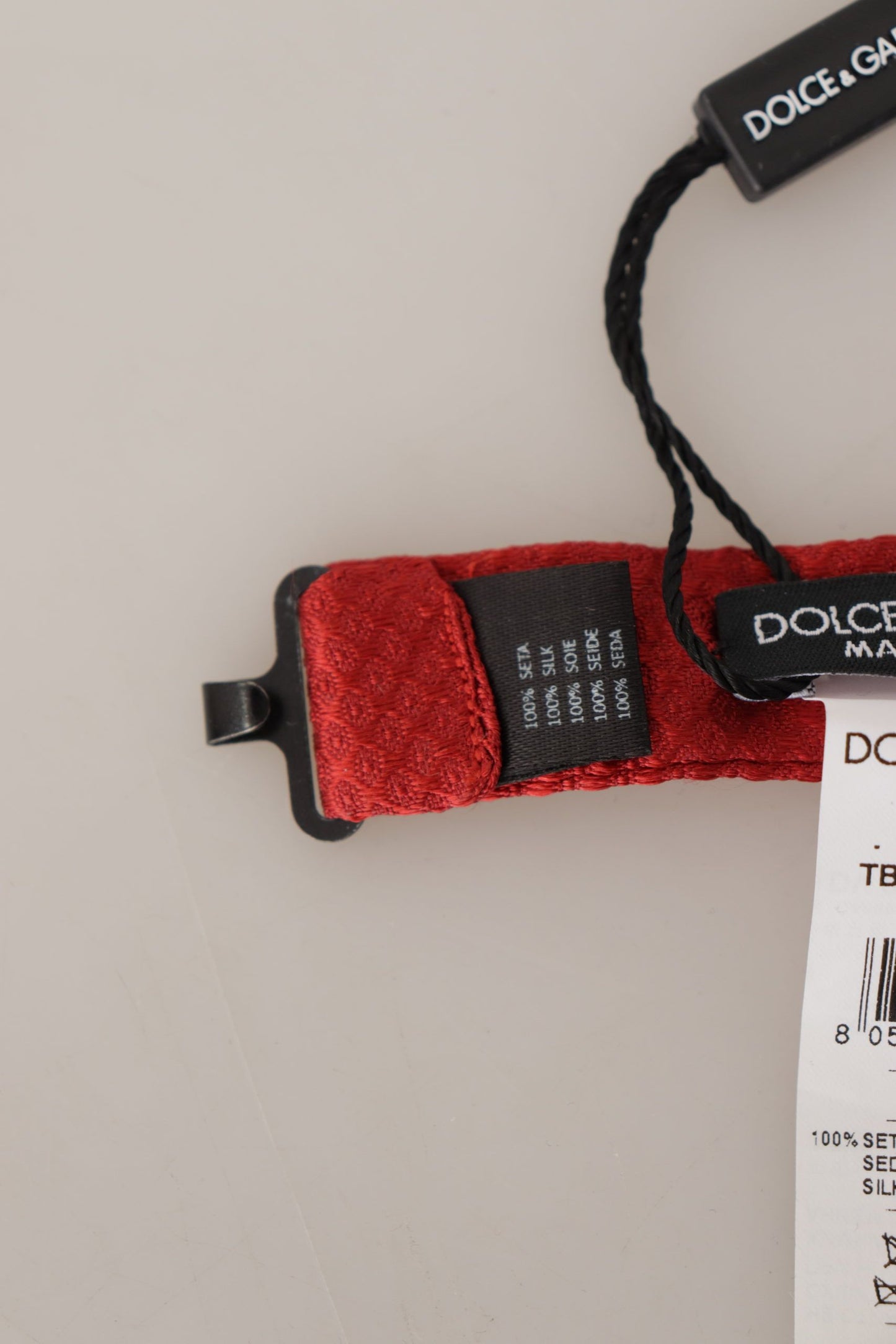 Elegante papillon in seta rossa