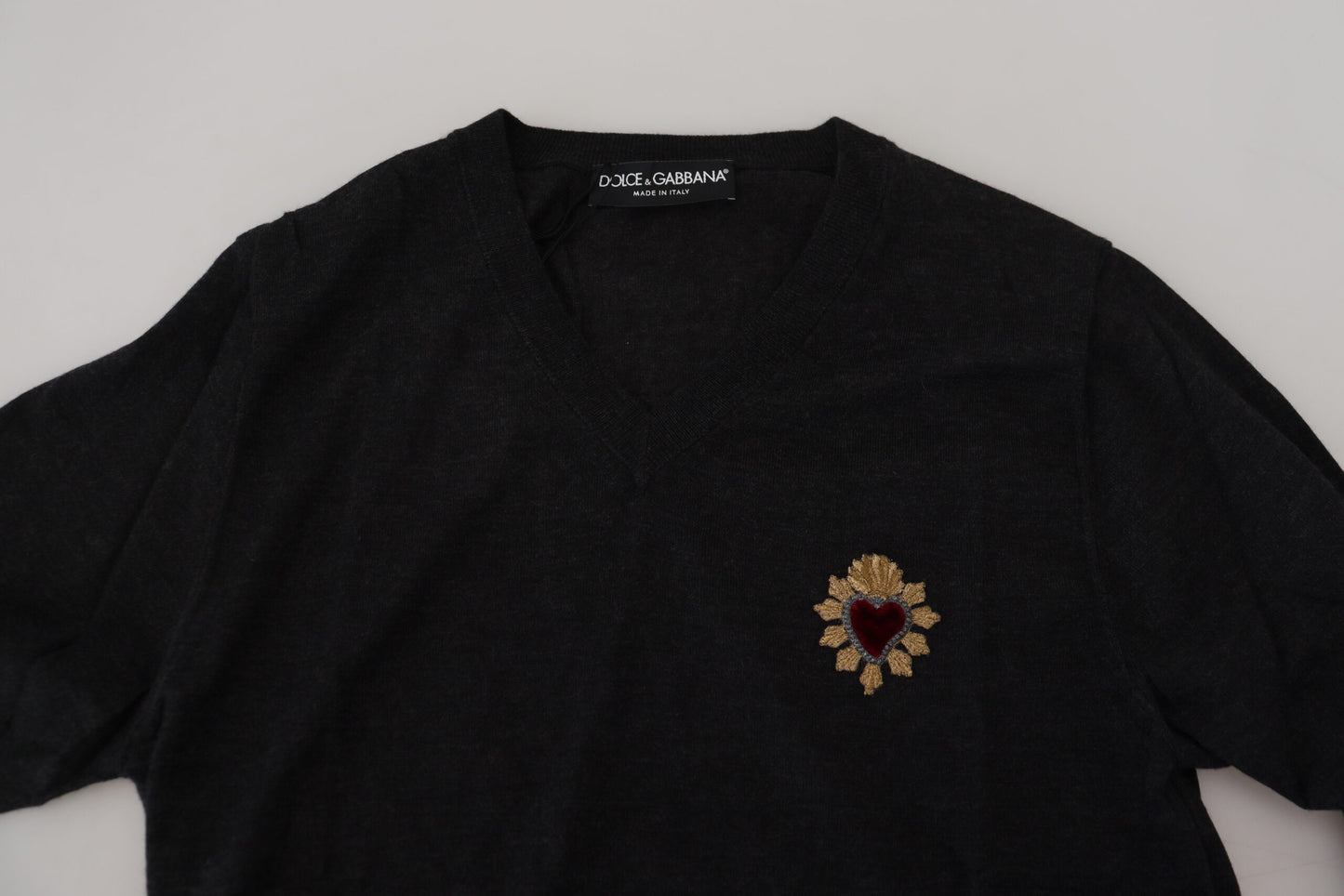 Maglione in cashmere con scollo a V e ricamo a cuore
