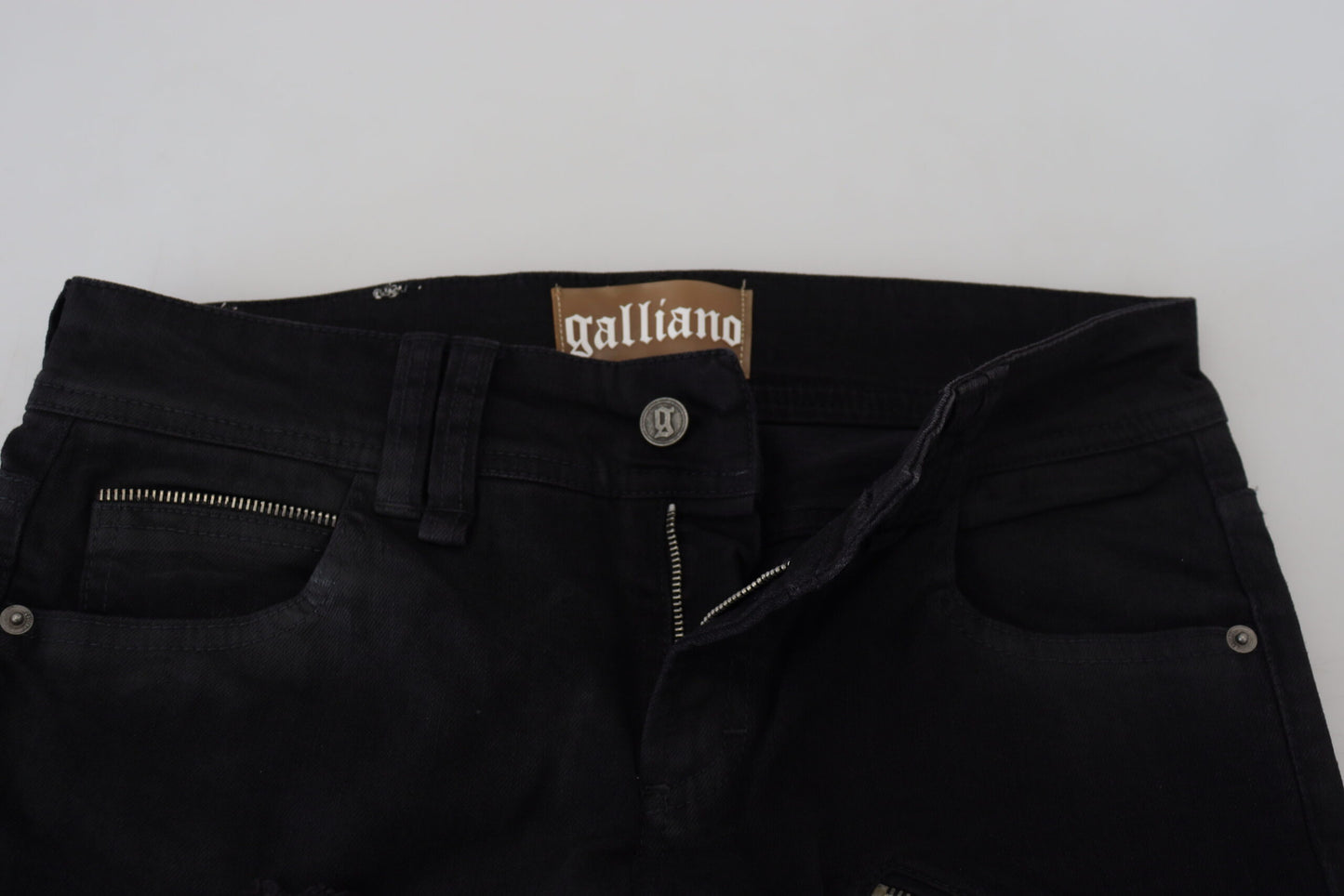 Schicke schwarze Schlagjeans mit mittlerer Taille