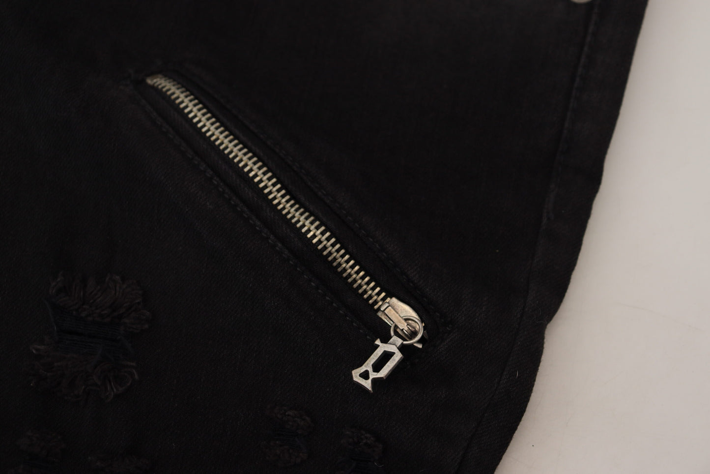 Schicke schwarze Schlagjeans mit mittlerer Taille