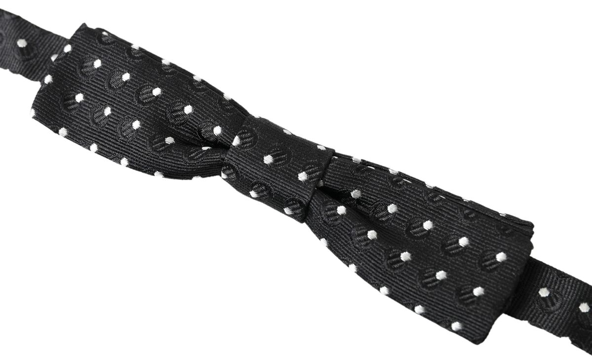 Elegante papillon in seta nera con chiusura distintiva