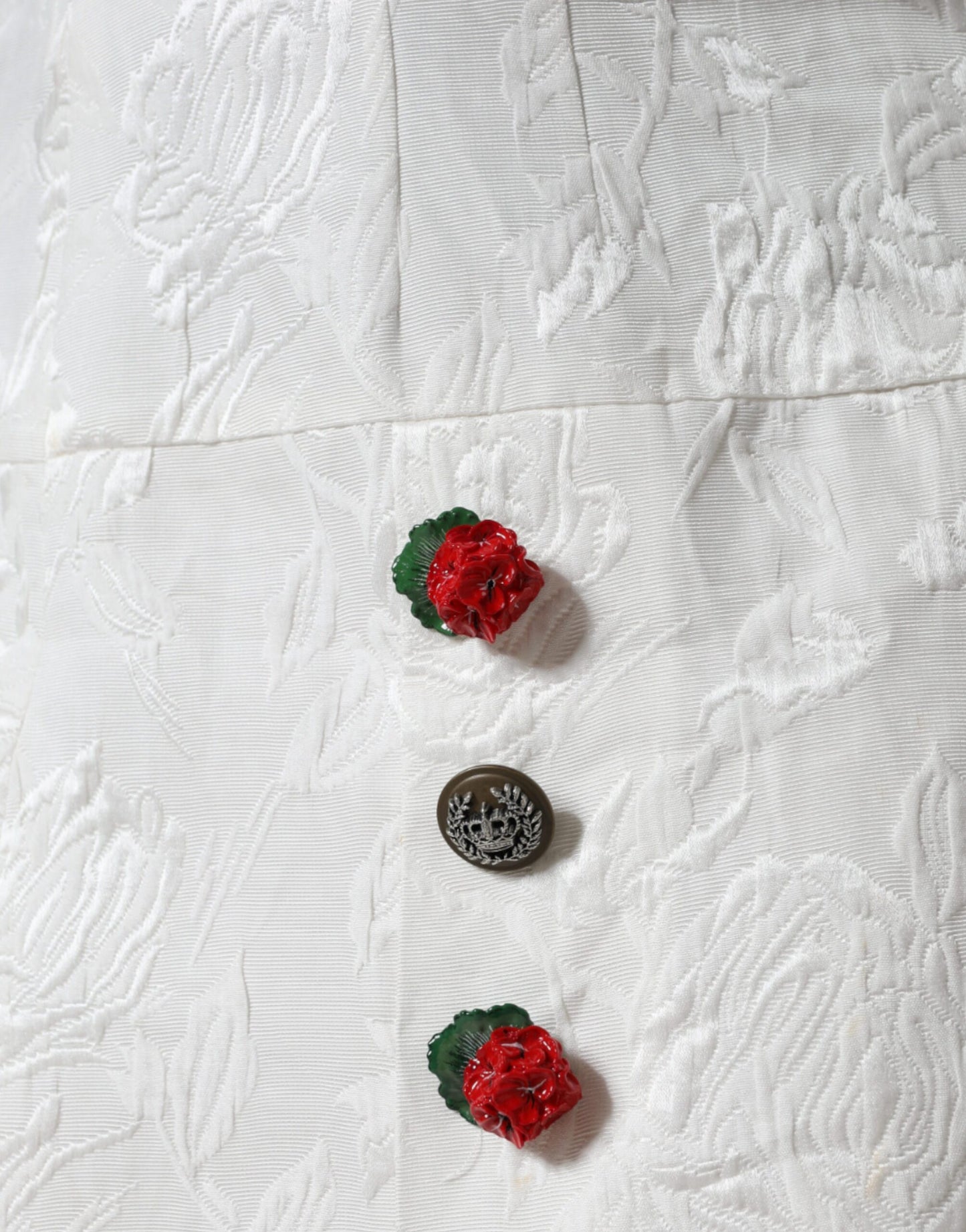 Weißer Minirock mit Blumenbrokatverzierung