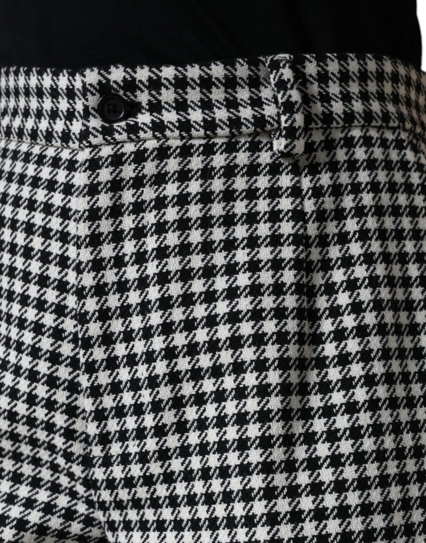 Schwarze, weiße Hose mit Hahnentrittmuster und weitem Bein