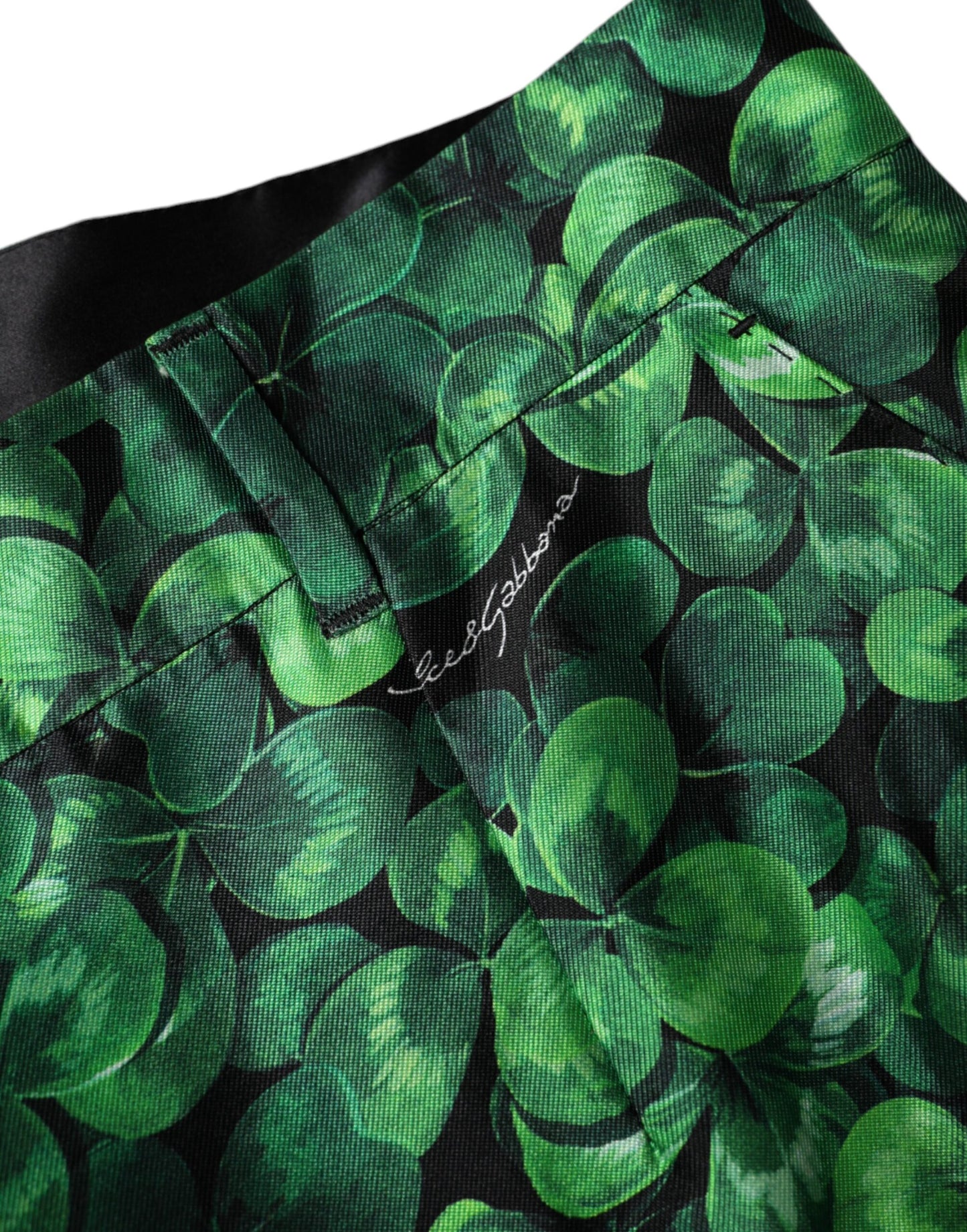Green Clover – Karottenhose aus Seidensatin mit hoher Taille