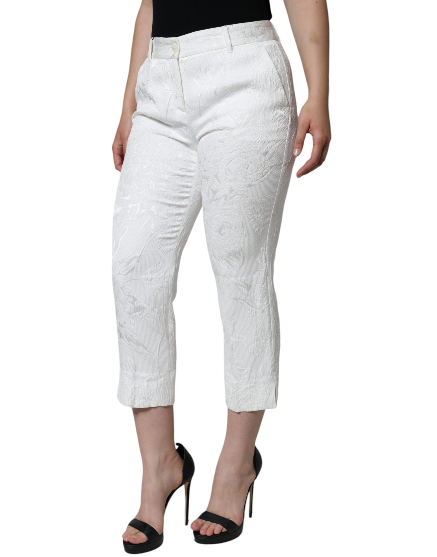 Weiße, verkürzte Hose aus Baumwollbrokat mit Blumenmuster