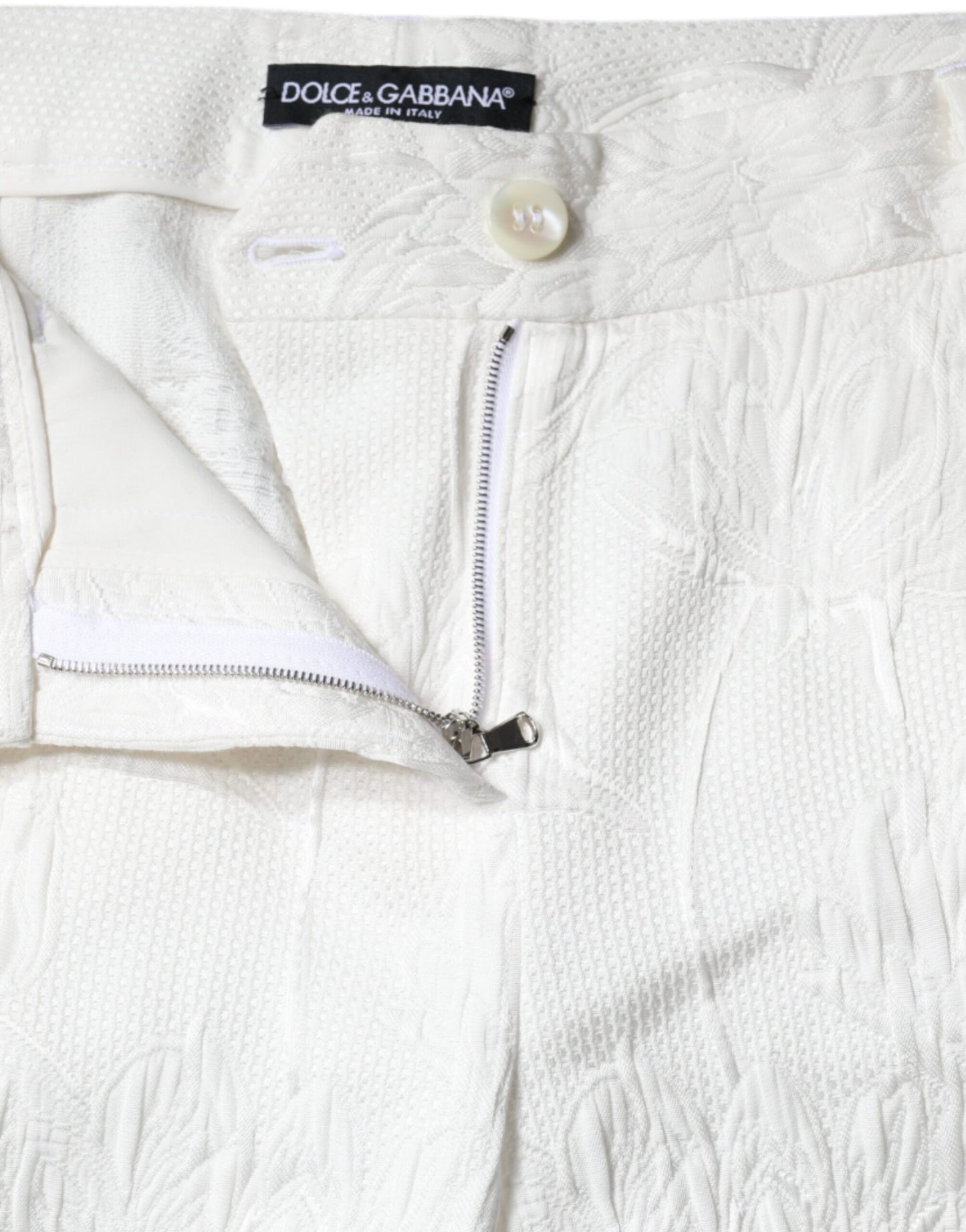 Weiße, verkürzte Hose aus Baumwollbrokat mit Blumenmuster