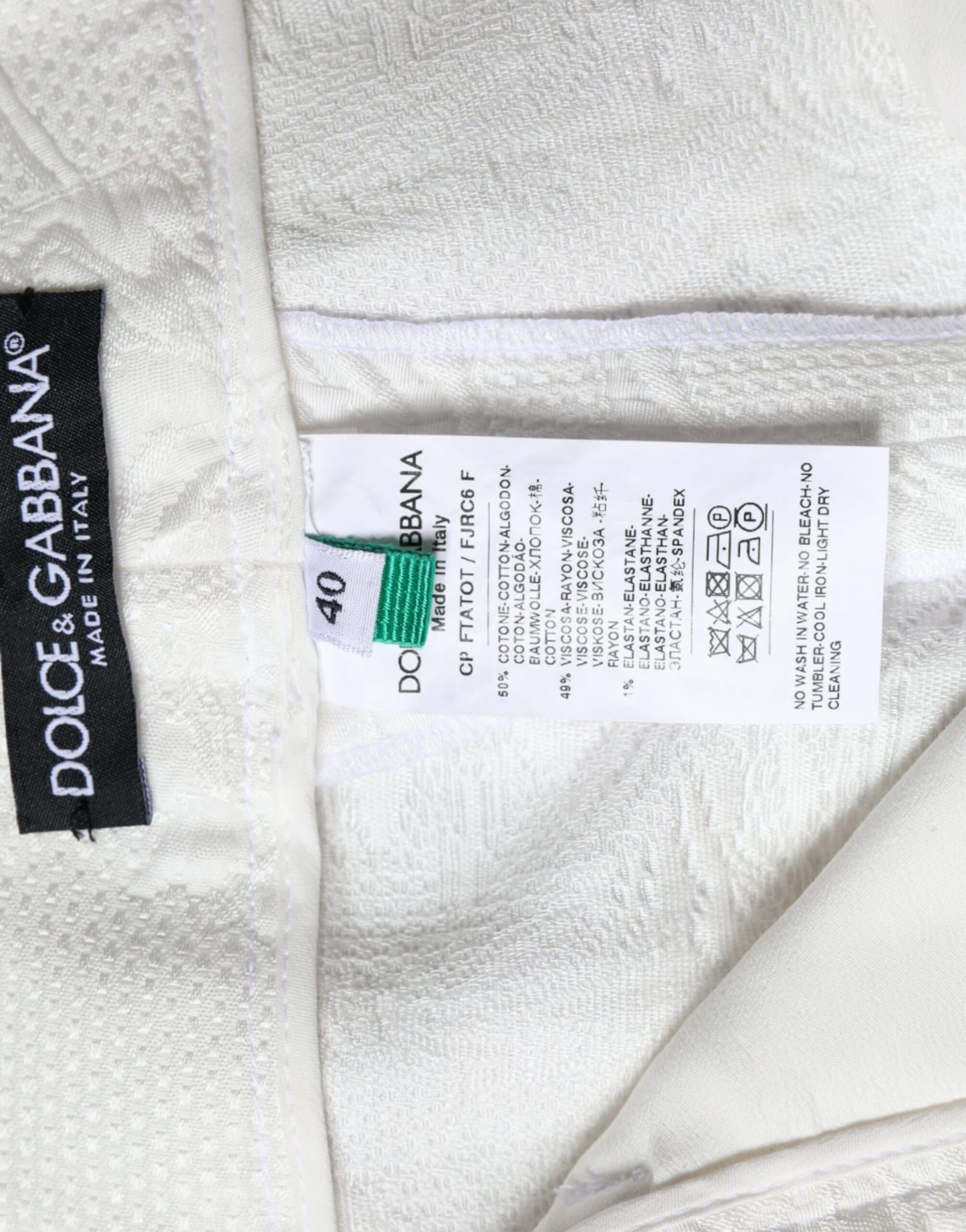 Weiße, verkürzte Hose aus Baumwollbrokat mit Blumenmuster