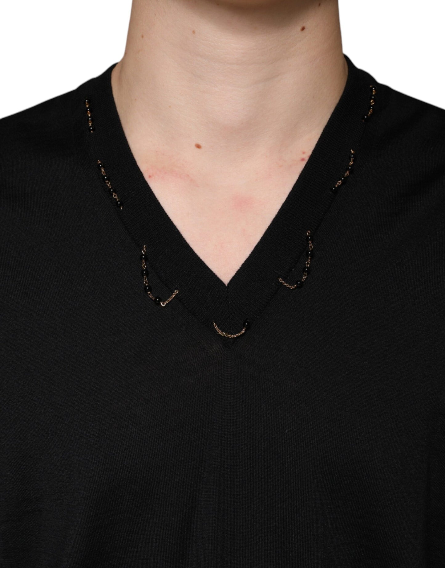 Schwarzer Pullover mit V-Ausschnitt und Verzierung