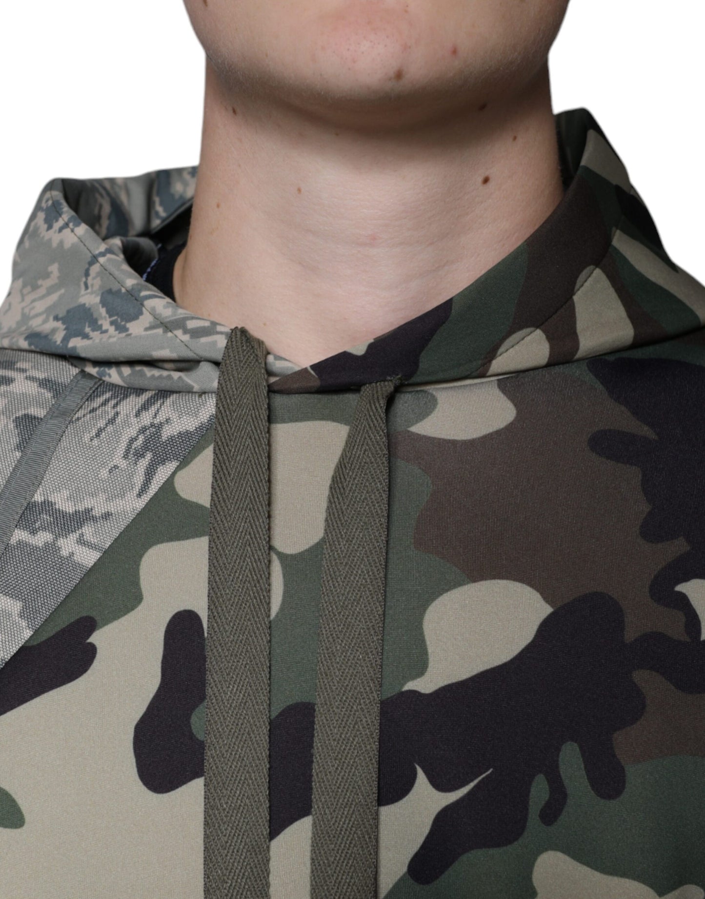 Mehrfarbiger Camouflage-Kapuzenpullover