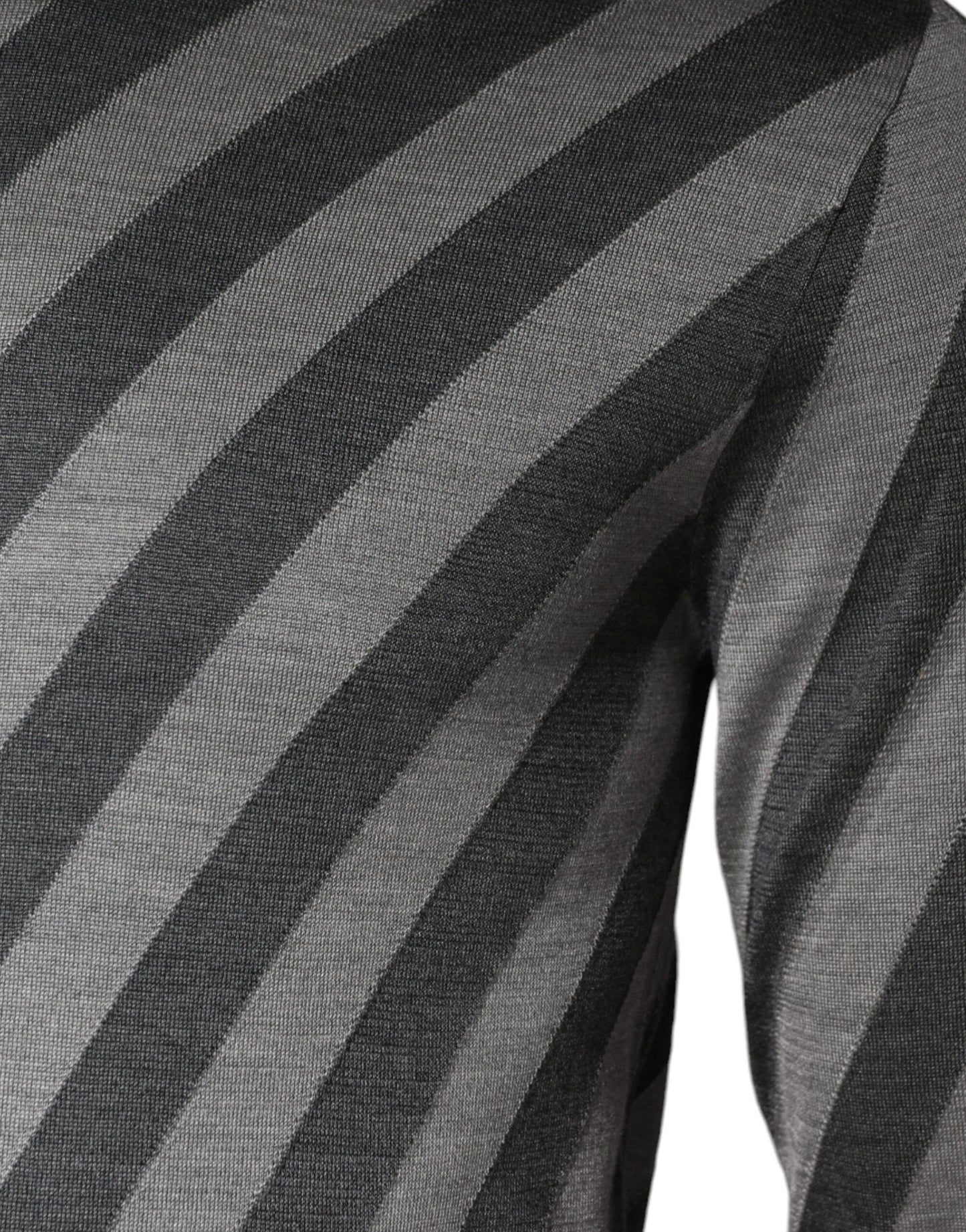 Grau gestreifter Pullover mit langen Ärmeln und Rundhalsausschnitt