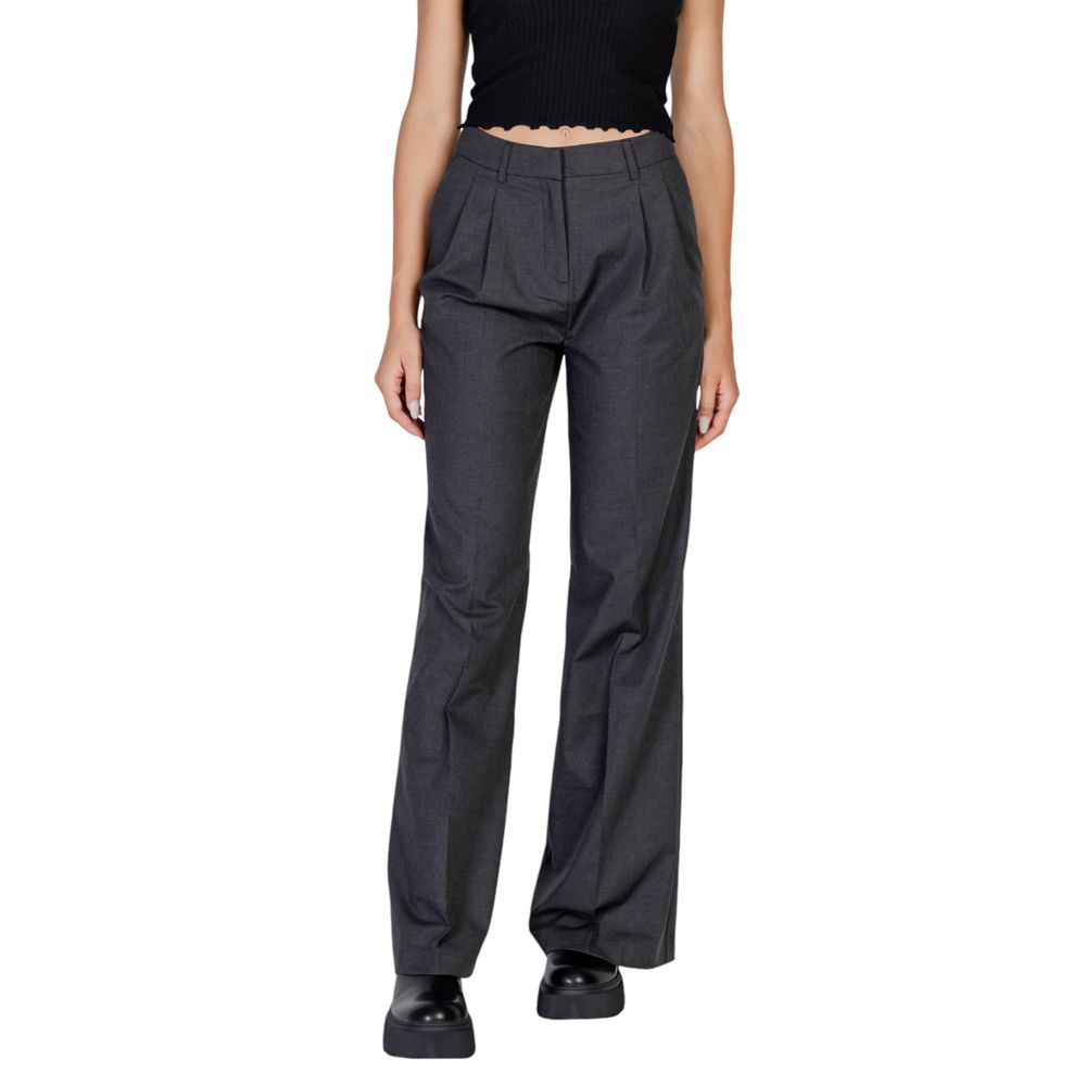 Graue Polyesterjeans und -hose