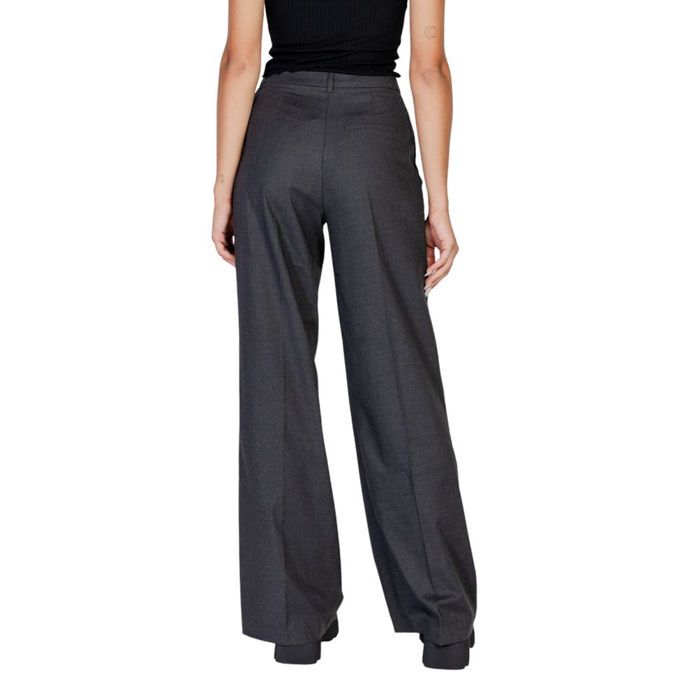 Graue Polyesterjeans und -hose