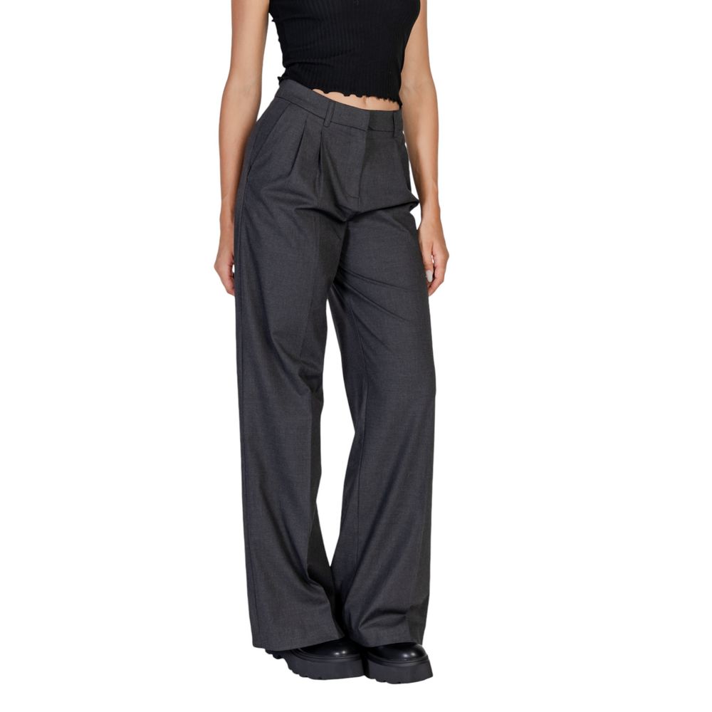 Graue Polyesterjeans und -hose
