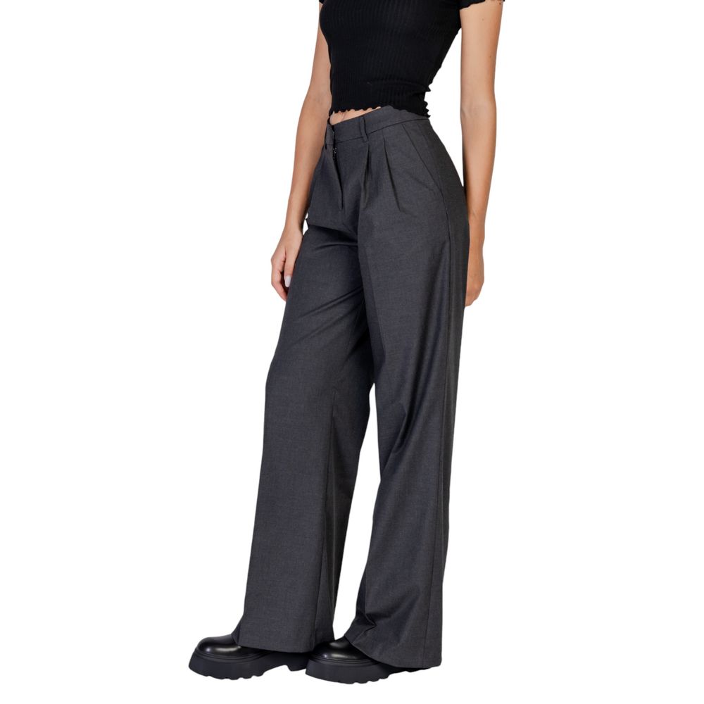 Graue Polyesterjeans und -hose