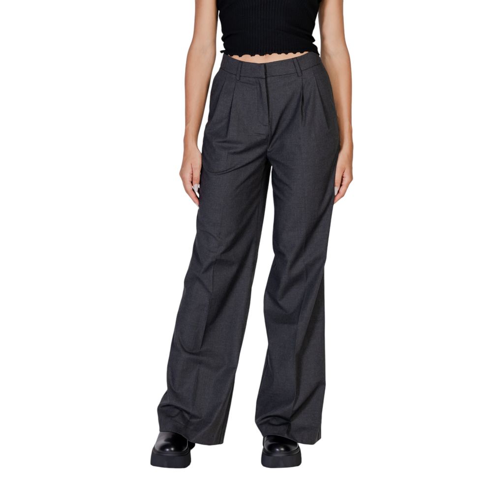 Graue Polyesterjeans und -hose
