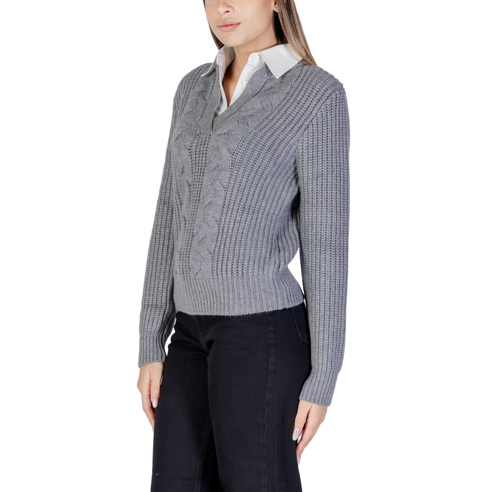 Grauer Viskosepullover