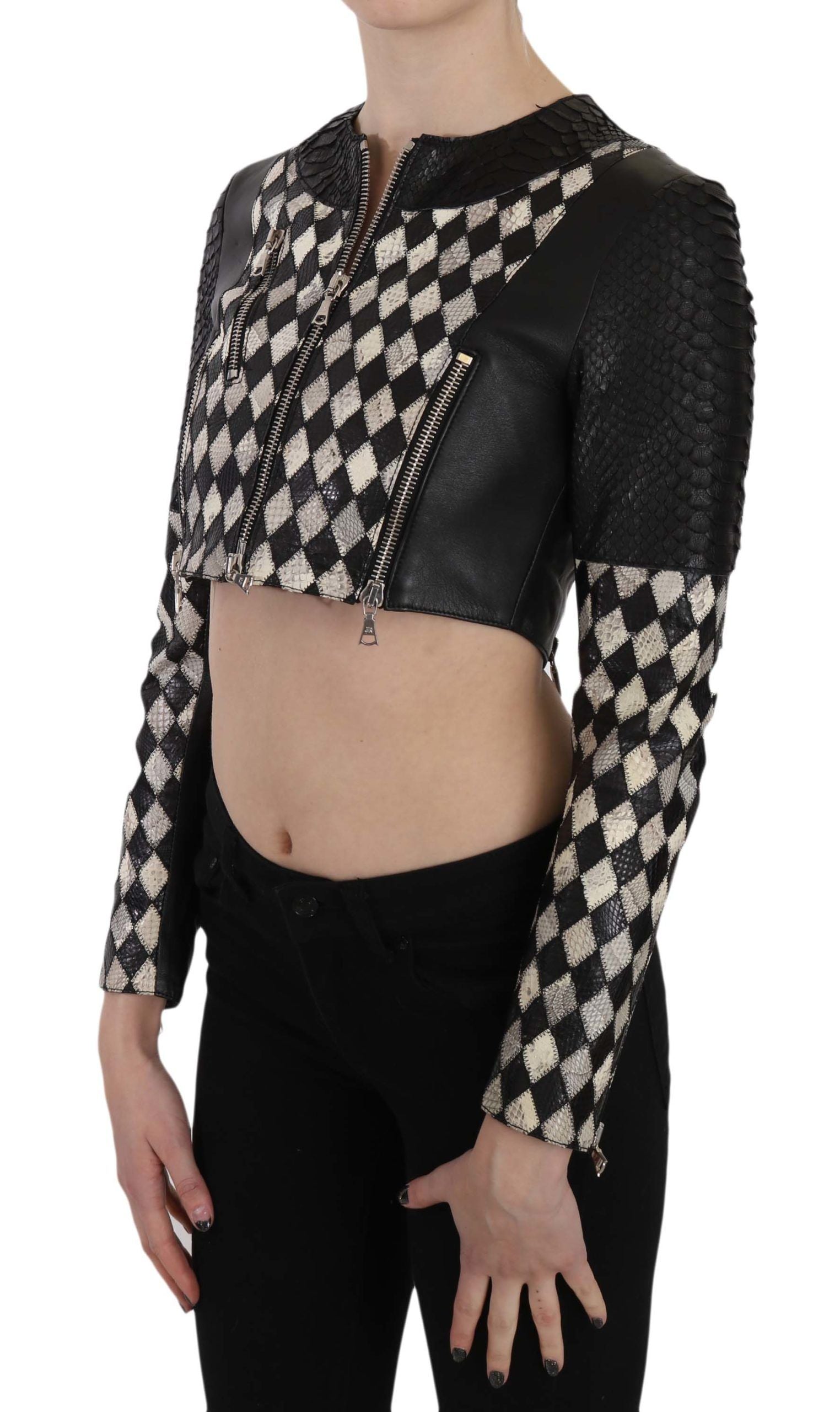 Schicke, kurze Lederjacke im Biker-Stil