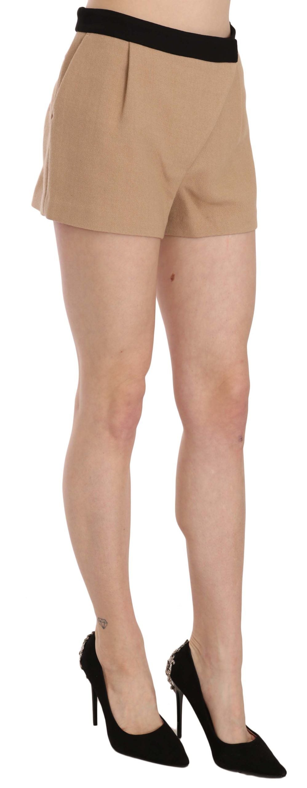 Schicke beige Mini-Shorts mit mittlerer Taille