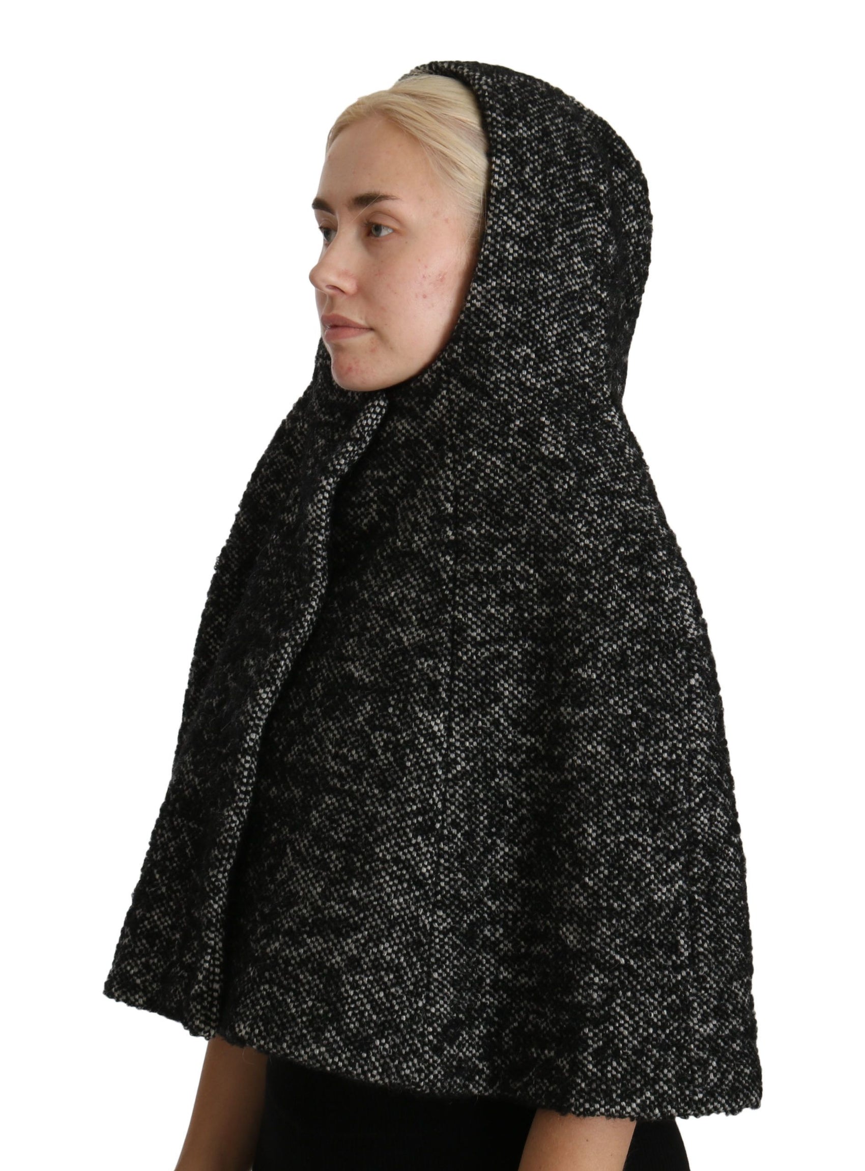 Eleganter grauer Woll-Kapuzenschal vom legendären italienischen Label