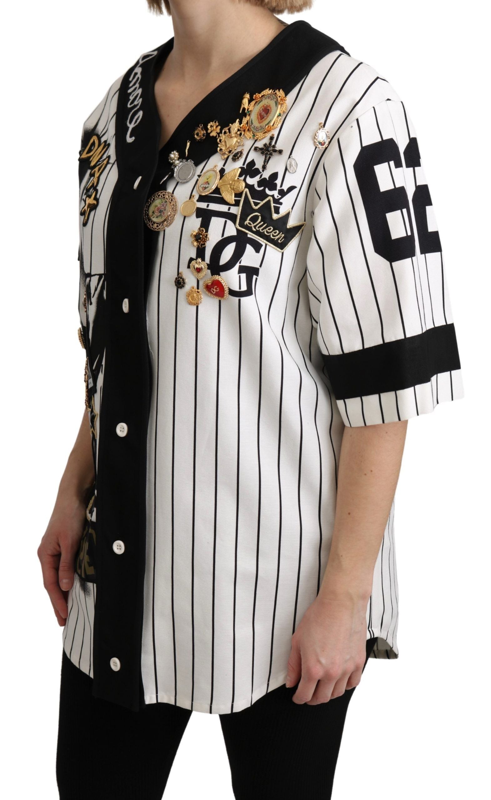 Elegante camicetta a righe con scollo a V e ciondolo