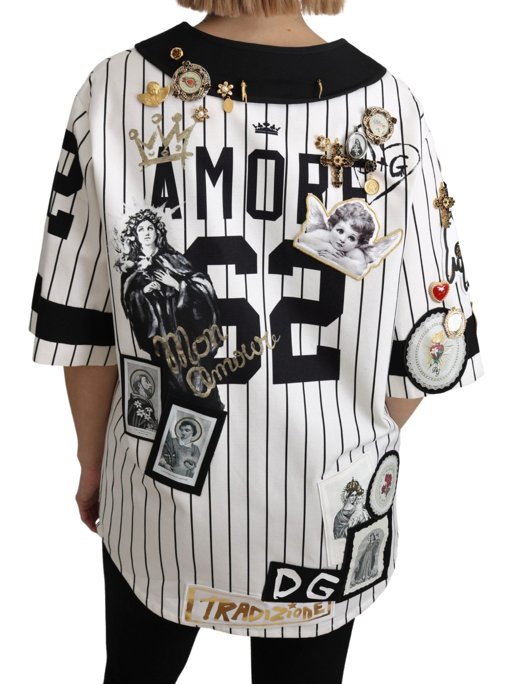 Elegante camicetta a righe con scollo a V e ciondolo