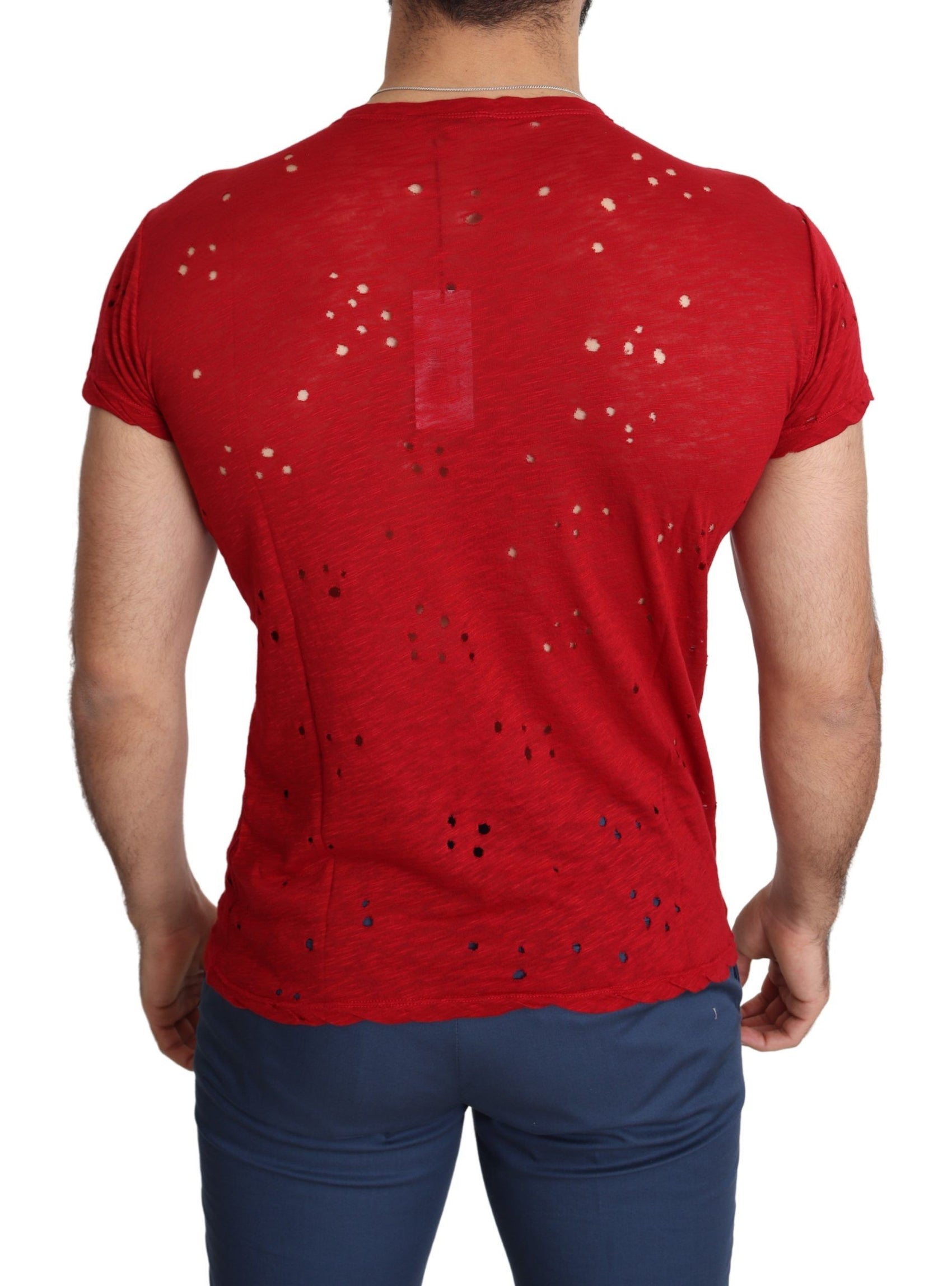 Strahlend rotes Baumwoll-T-Shirt, perfekt für den Alltag