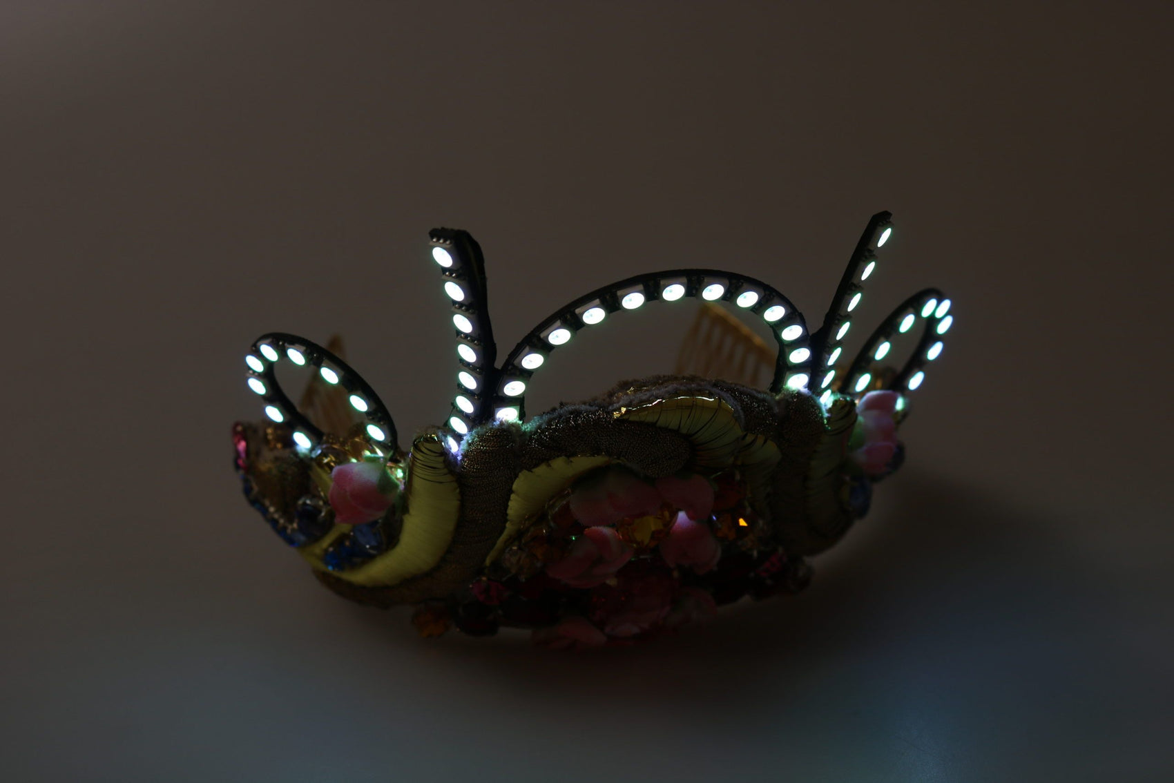 Atemberaubendes Kristalldiadem-Tiara – Gold-Mehrfarbig