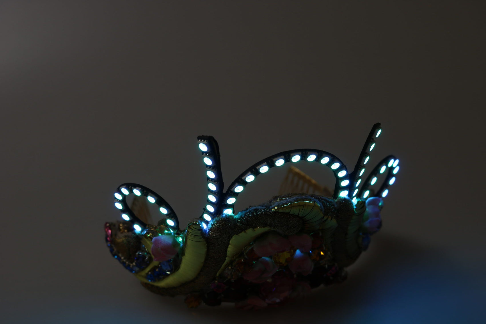 Atemberaubendes Kristalldiadem-Tiara – Gold-Mehrfarbig