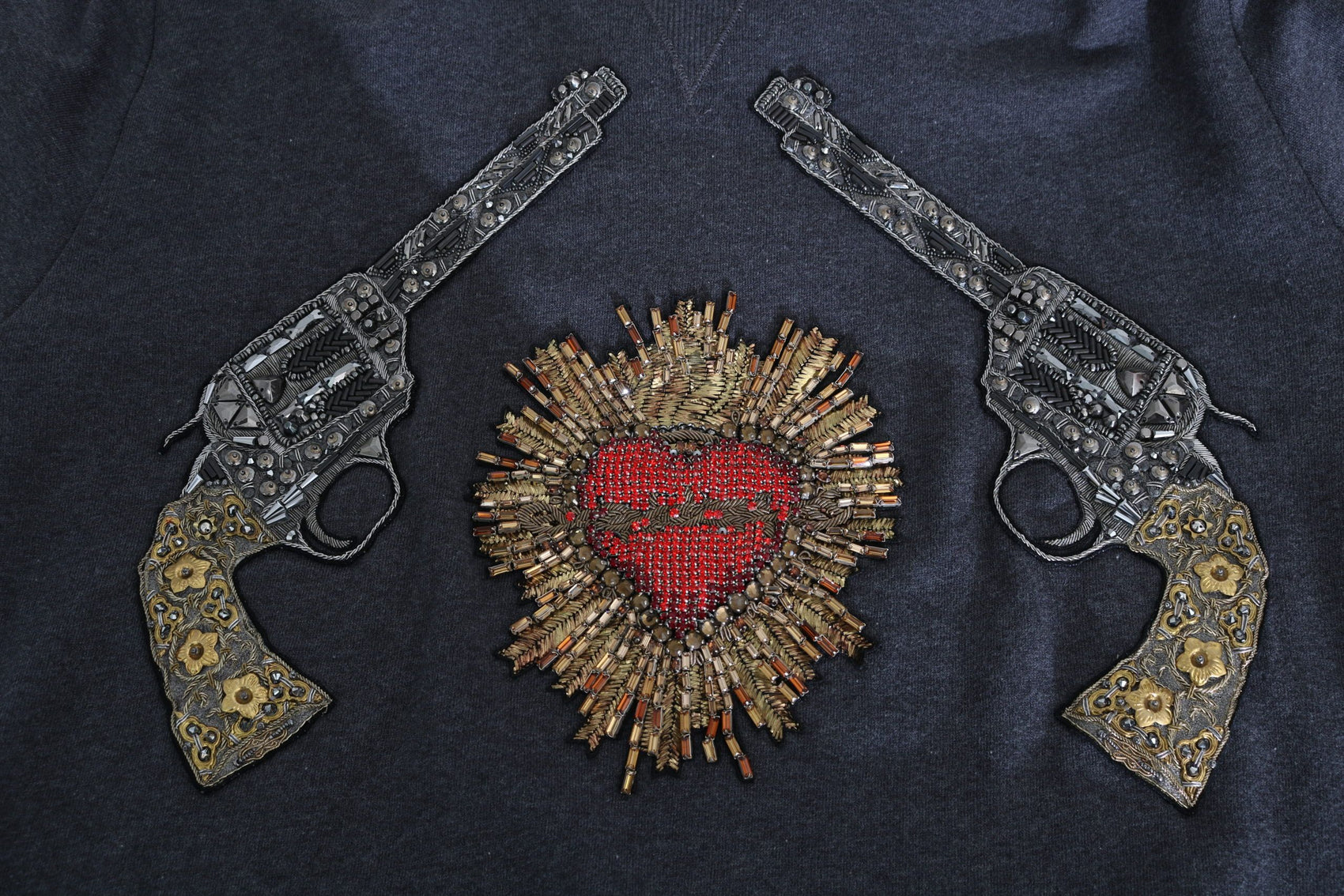 Grauer Pullover mit Kristallherz-Pistolenmotiv