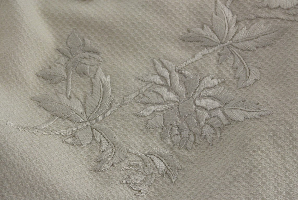 Eleganter weißer Bleistiftrock mit Blumenmuster
