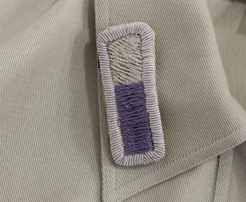 Ärmelloses beiges Baumwoll-Tanktop mit Broschen