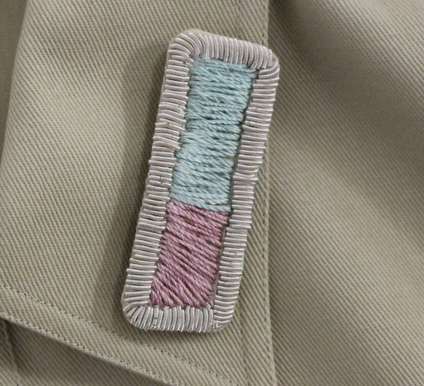 Ärmelloses beiges Baumwoll-Tanktop mit Broschen