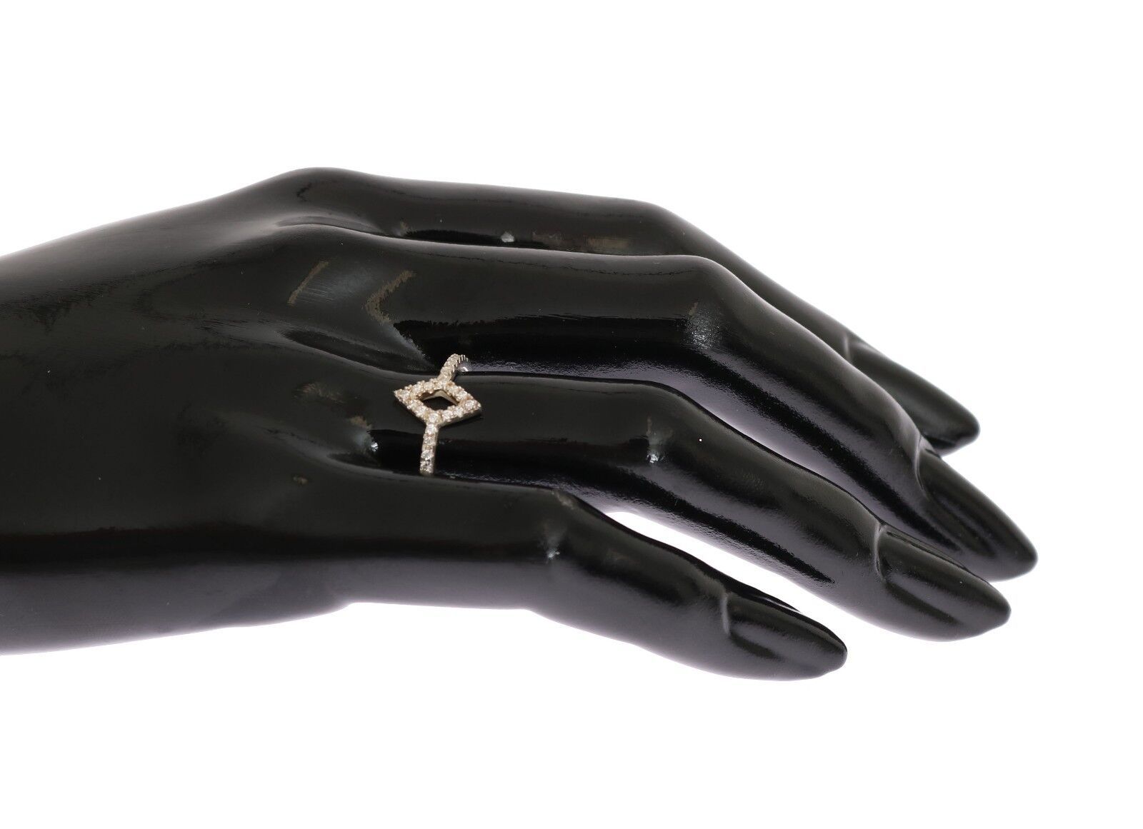 Eleganter silberner Ring mit Zirkonia-Kristallen