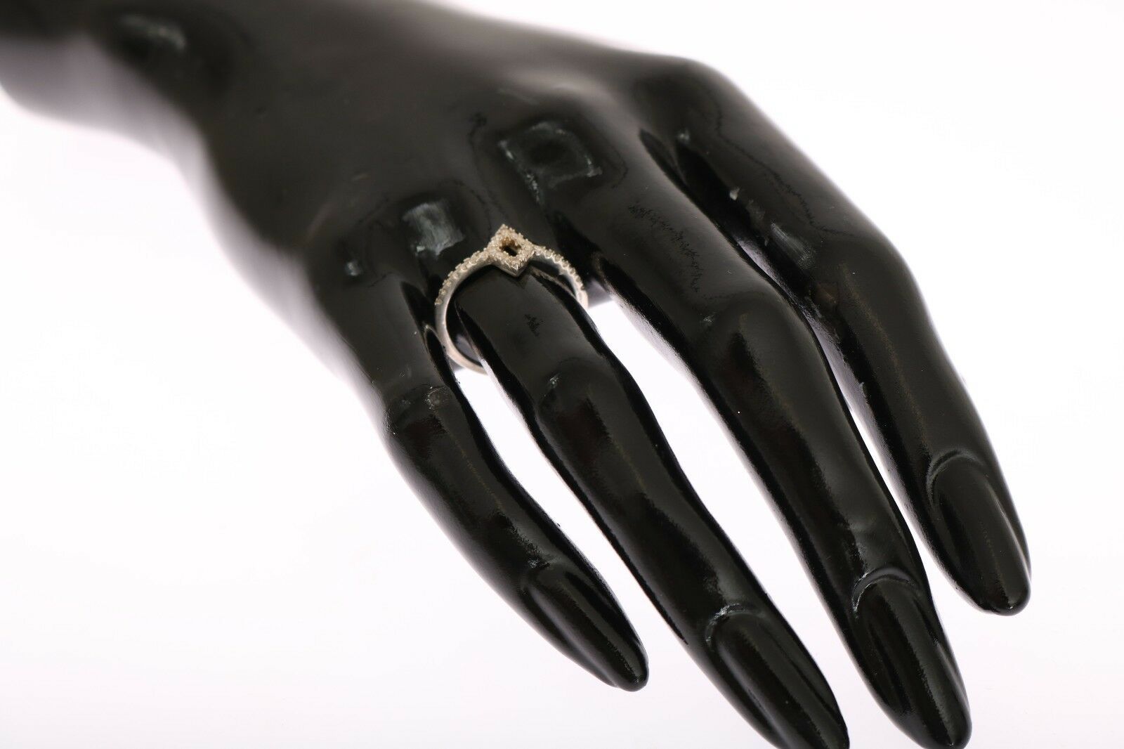 Eleganter silberner Ring mit Zirkonia-Kristallen