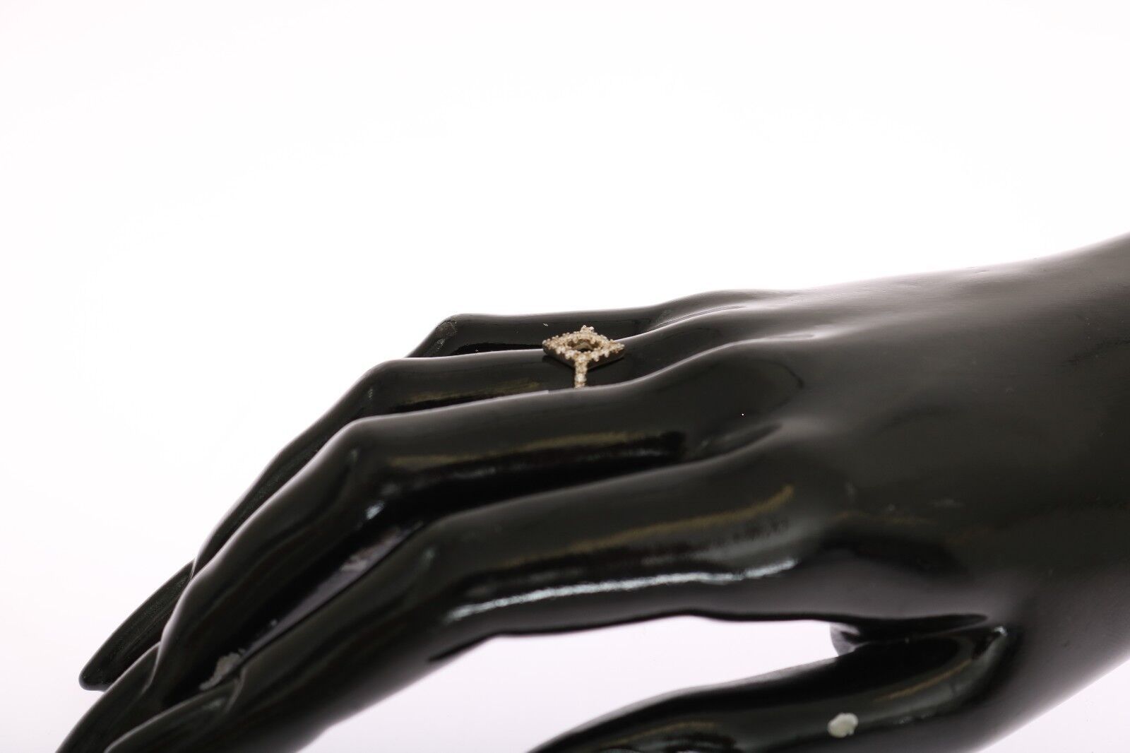 Eleganter silberner Ring mit Zirkonia-Kristallen