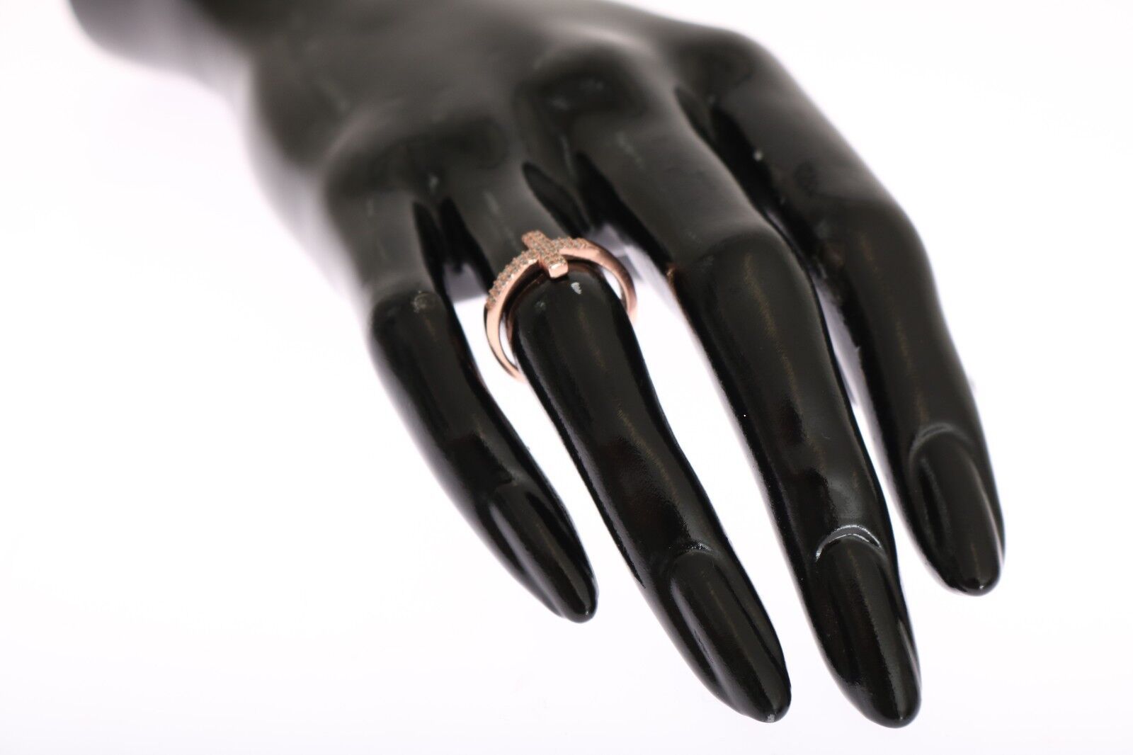 Elegante anello in argento tempestato di cristalli rosa
