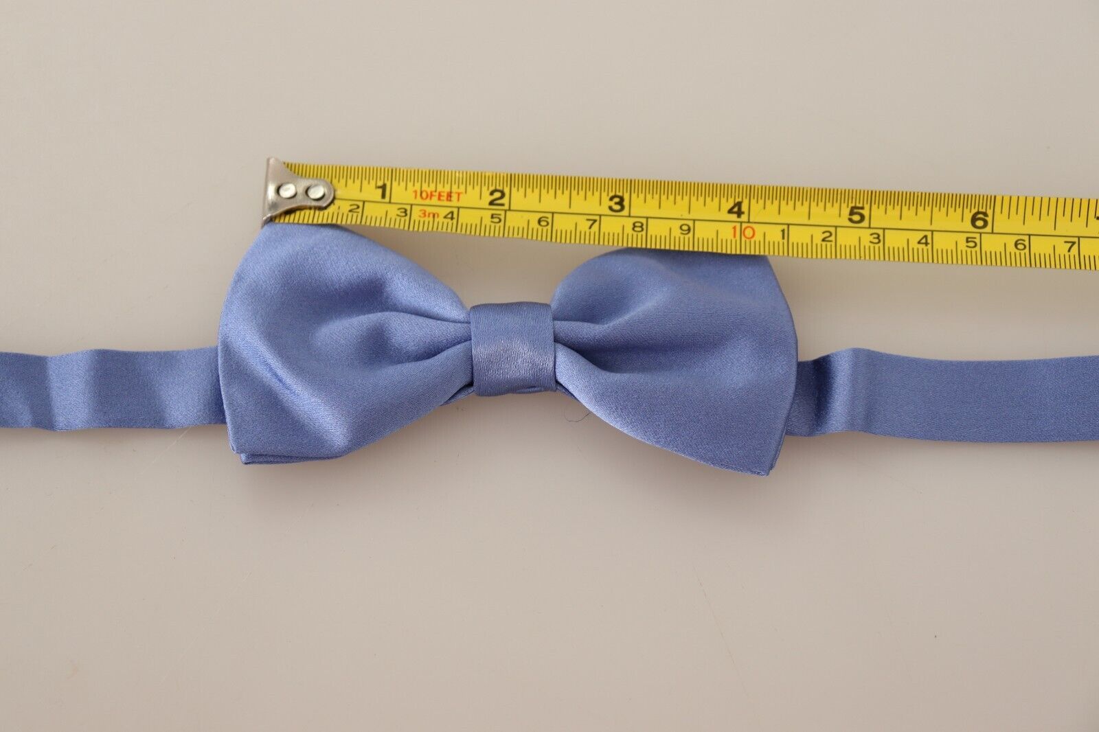 Elegante papillon in seta viola