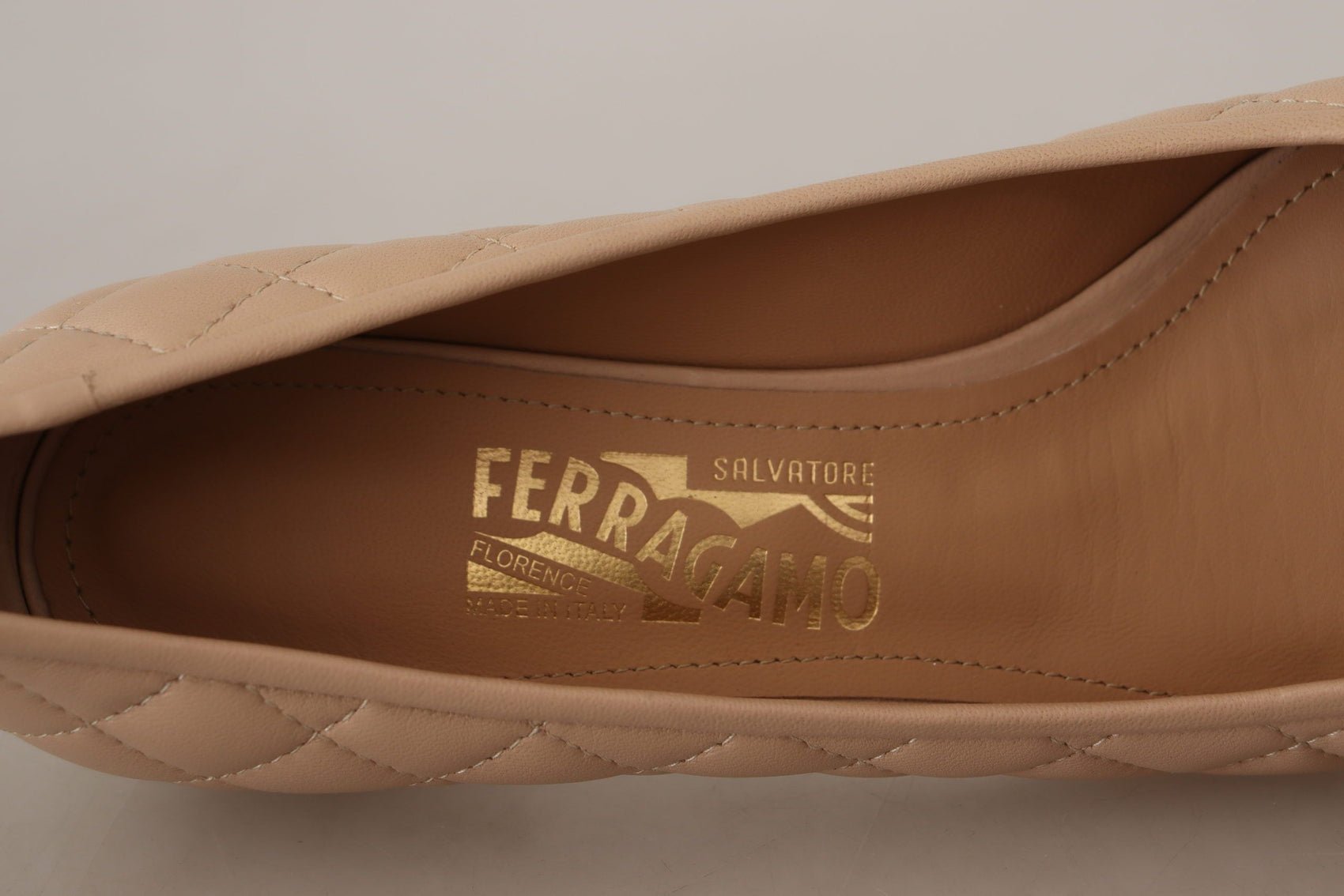 Edle gesteppte Lederpumps in Beige und Schwarz