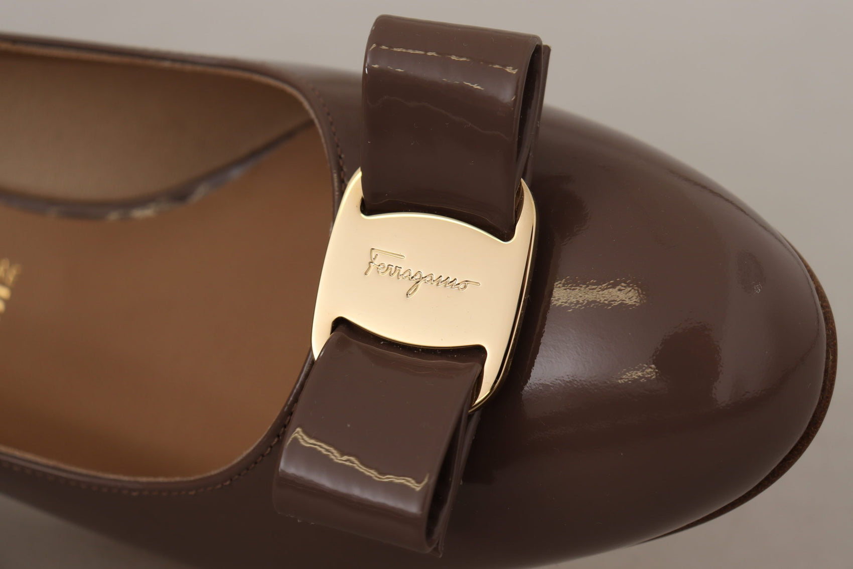 Elegante Caraway Braune Pumps mit Vara-Schleife