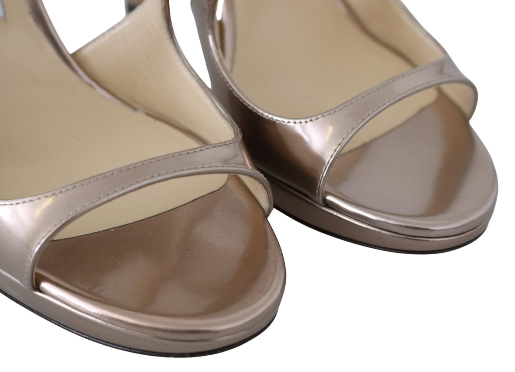 Sandalen aus flüssigkeitsverspiegeltem Leder in Ballettrosa
