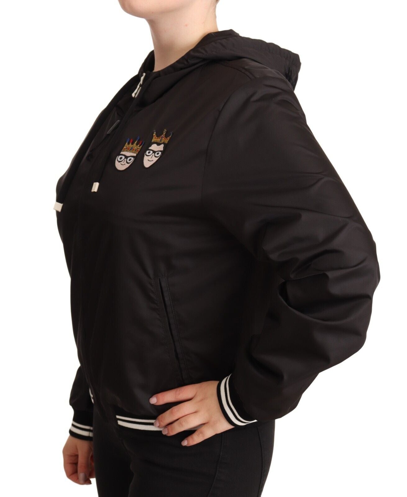 Elegante bomber nero con cappuccio