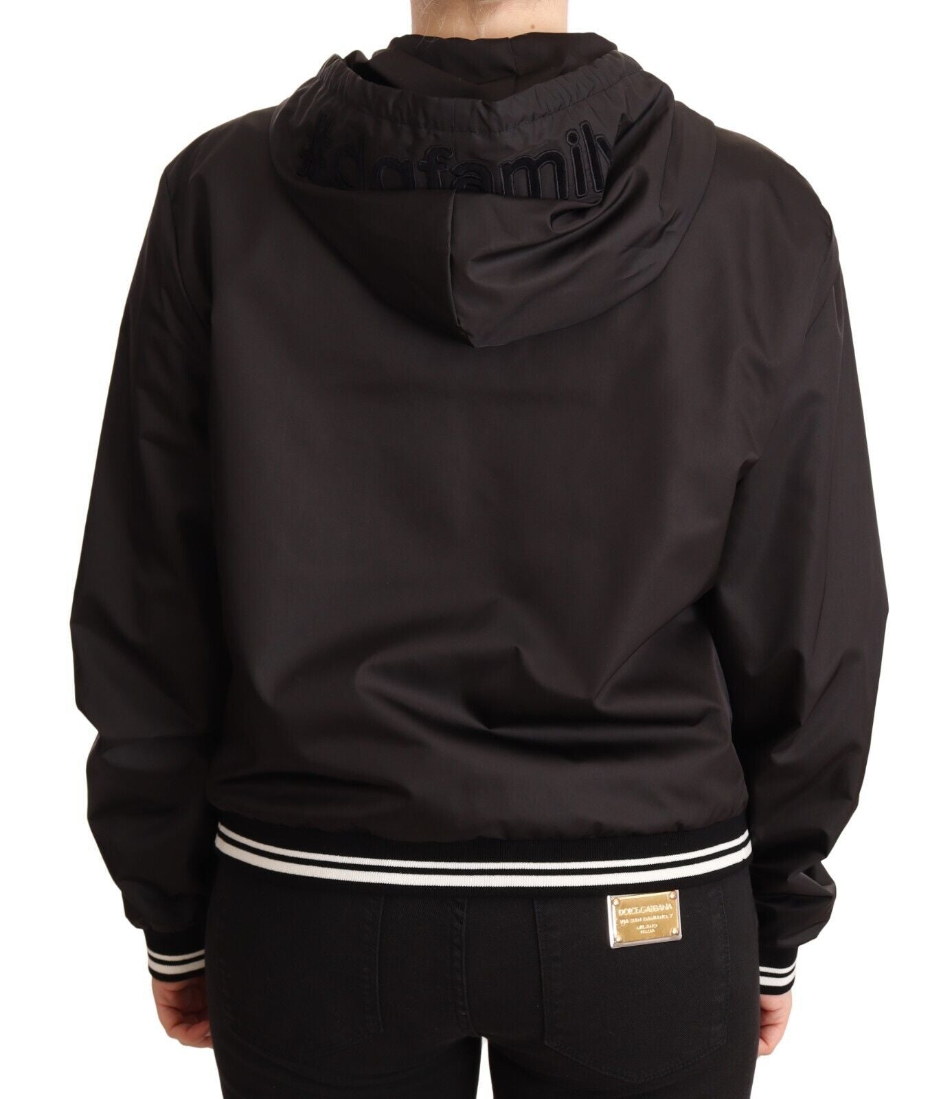 Elegante bomber nero con cappuccio