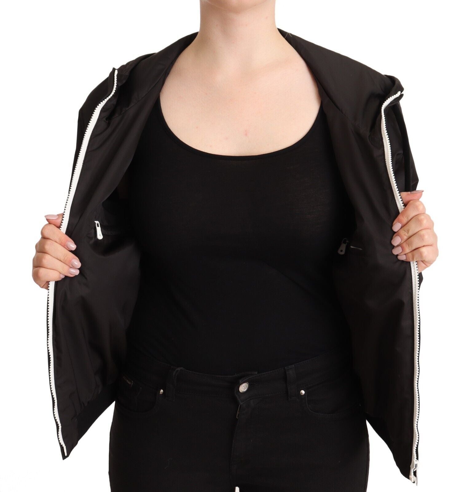Elegante bomber nero con cappuccio
